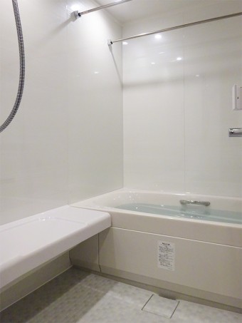 ホテルライクな真白のバスルームでラグジュアリーな泡に包まれて ホテルライクな真白のバスルームでラグジュアリーな泡に包まれて